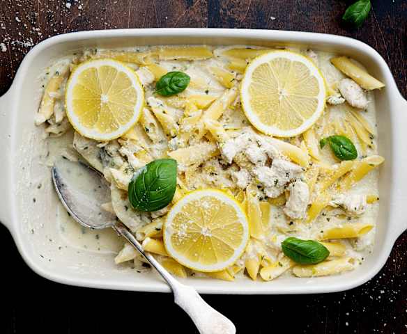 Pasta con pollo en salsa de limón y albahaca con queso ricota