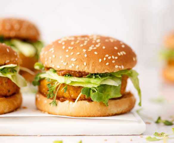 Burger di quinoa e ketchup giallo Burger di quinoa e ketchup giallo