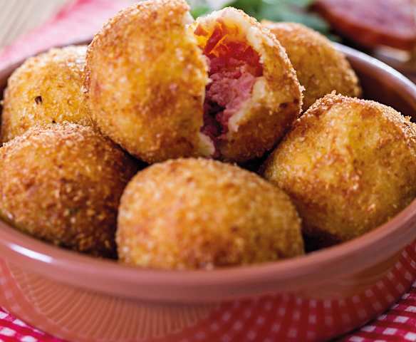 Bolinha de mandioca recheada Bolinha de mandioca recheada