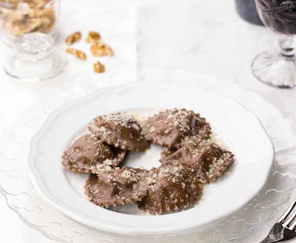 Ravioli al cacao con ripieno di ricotta e noci