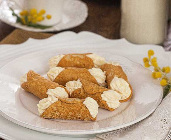 Cannoli alla crema Chantilly