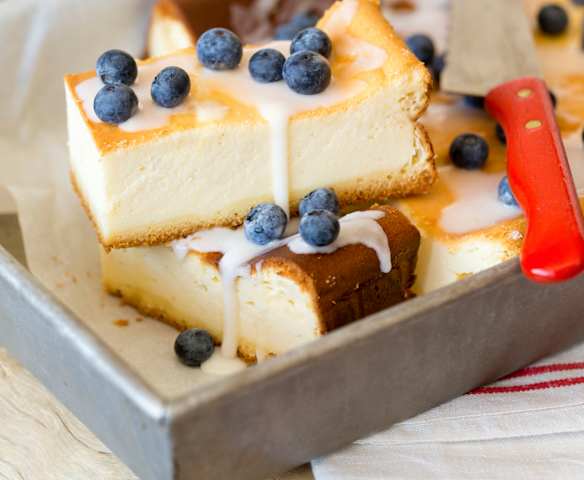 Cheesecake con mirtilli e glassa al limone