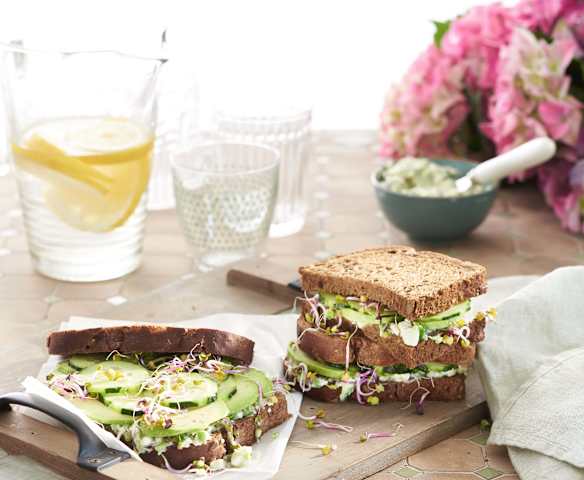 Sándwich de pepino y aguacate con crema de queso