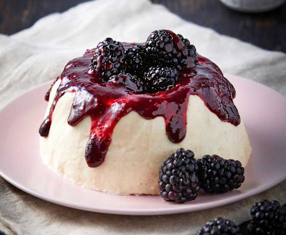 Esponjado de guanábana en salsa de zarzamoras