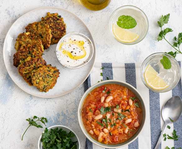 Grecka zupa fasolowa (Fasolatha); Placki z cukinii i marchewki z dipem z sera feta Grecka zupa fasolowa (Fasolatha); Placki z cukinii i marchewki z dipem z sera feta