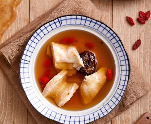 蜜枣枸杞炖花胶