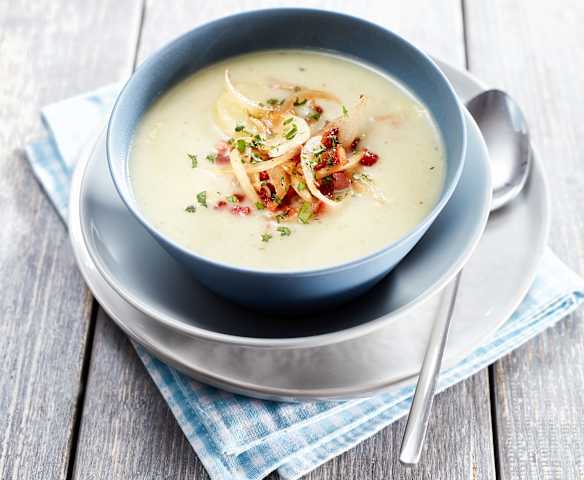 Erdäpfelsuppe mit Speck-Zwiebeln