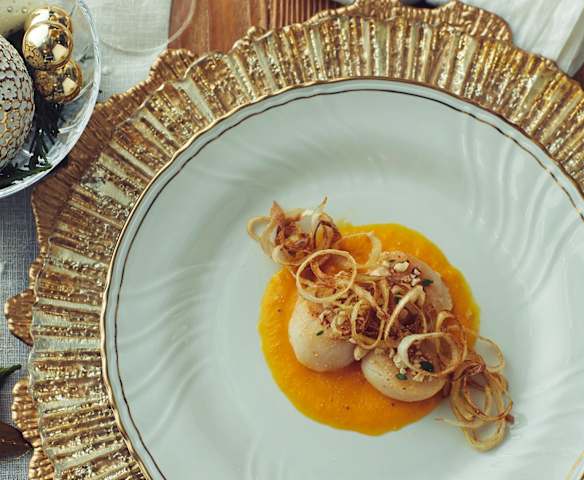 Capesante su purea di zucca, anacardi e porro croccante