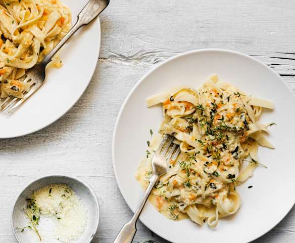 Tallarines con carbonara vegetariana