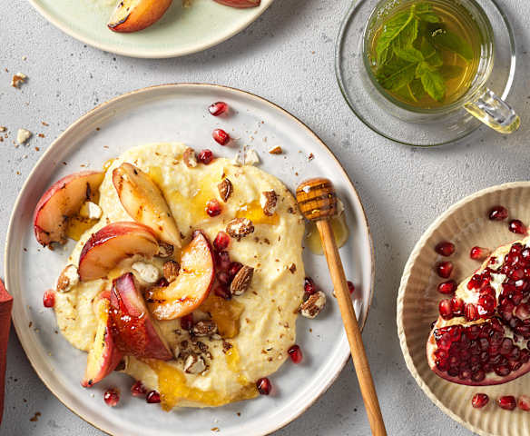 Cremige Polenta mit Pfirsichen