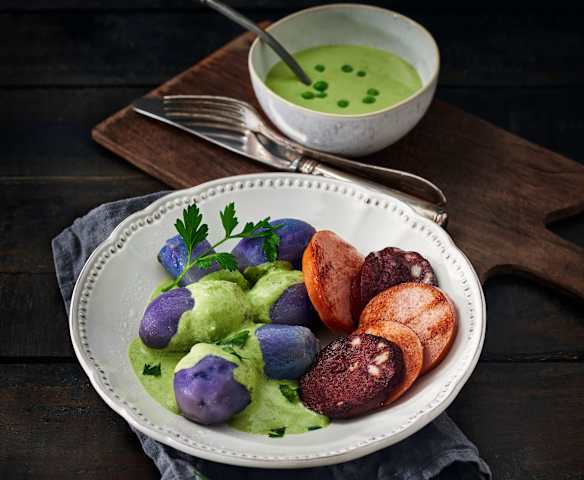 Blaue Kartoffeln mit Erbsencreme