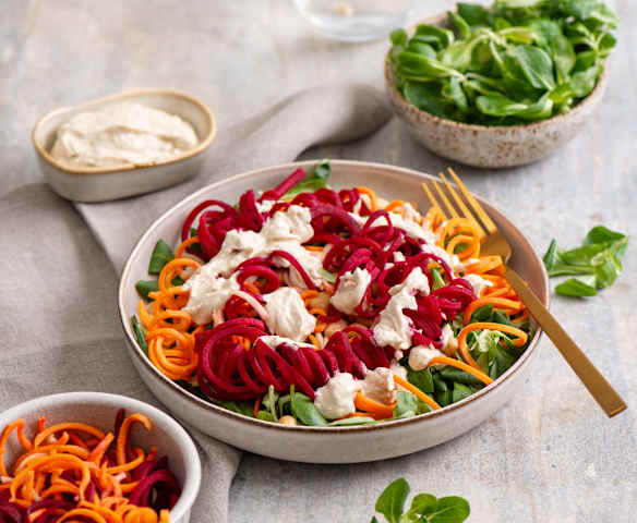 Sałatka z burakiem i ciecierzycą z dressingiem tahini (TM5)