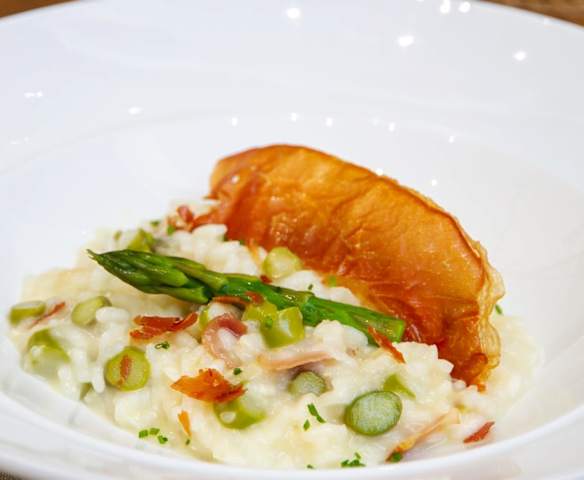 Risoto de aspargos com crisp de Parma