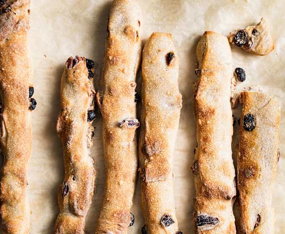 Pains longs noix de pécan et raisins