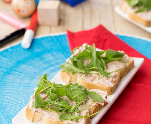 Crostini di pane bianco con mousse al prosciutto crudo