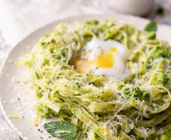 Tagliatelle au pesto de petits pois et œuf poché