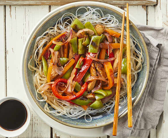 Straccetti di pollo con noodles e verdure
