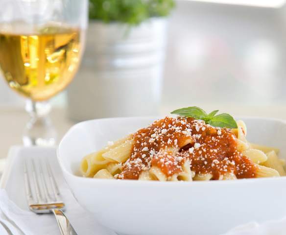 Μακαρόνια με σάλτσα ντομάτας και βασιλικό