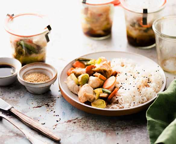 Peru e legumes em frasco com arroz