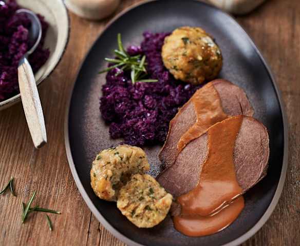 Wildschweinbraten mit Knödeln und Rotkohl Wildschweinbraten mit Knödeln und Rotkohl