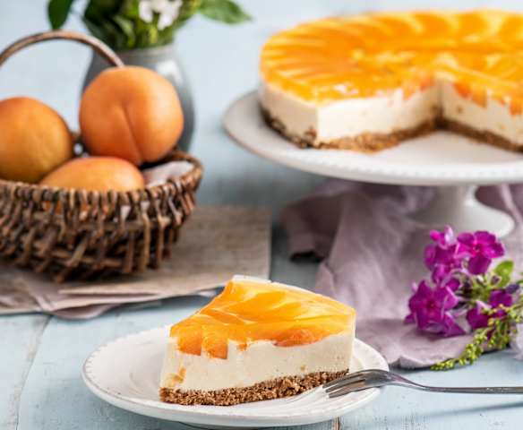 Sernik na zimno z galaretką i morelami