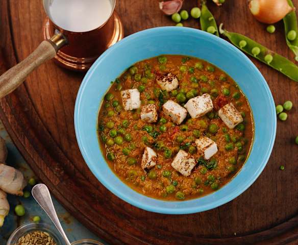Zuppa al curry con formaggio paneer