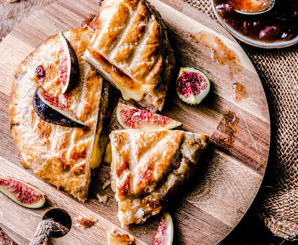 Camembert feuilleté et compotée de figues