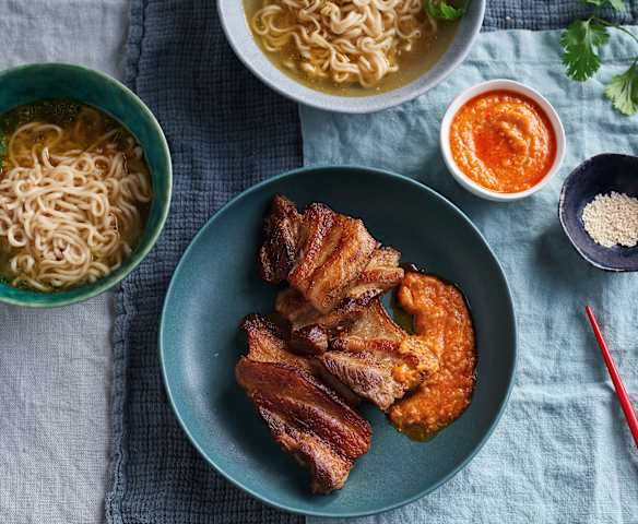 Noodles y panceta de cerdo con salsa de chile y sésamo en cocción lenta