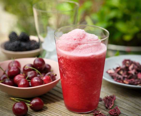 Forfriskende hibiscuslemonade-slushice Forfriskende hibiscuslemonade-slushice