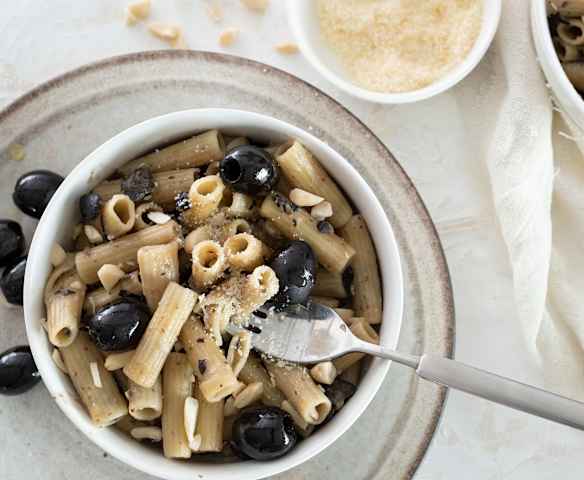 Pasta risottata con pesto de aceituna y almendra