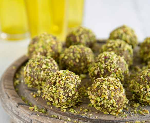 Date and pistachio truffles (bethith)