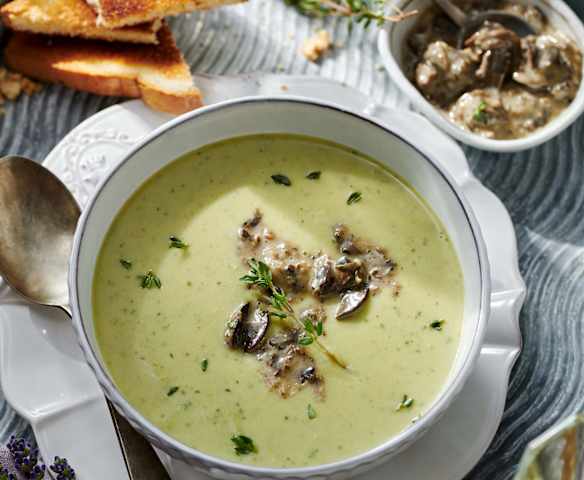 Kräuter-Knoblauch-Cremesuppe mit Schnecken