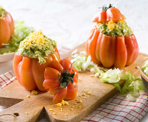 Tomates rellenos con guacamole de huevo duro y atún