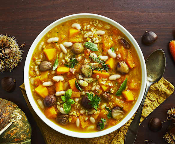 Minestra di zucca, castagne e fagioli Minestra di zucca, castagne e fagioli