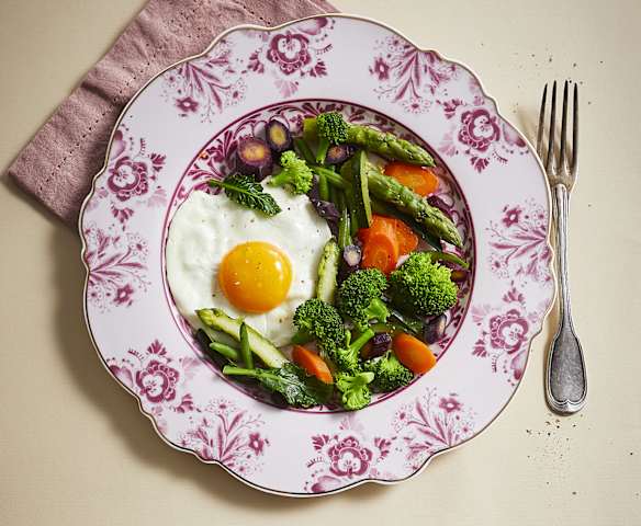 Uova occhio di bue con contorno di verdure