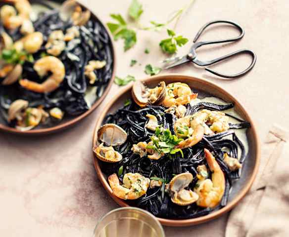 Pâtes à l'encre de seiche, aux crevettes et coques