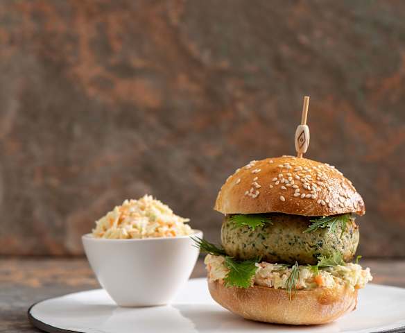 Burgery z łososia w domowej bułce z sałatką Colesław