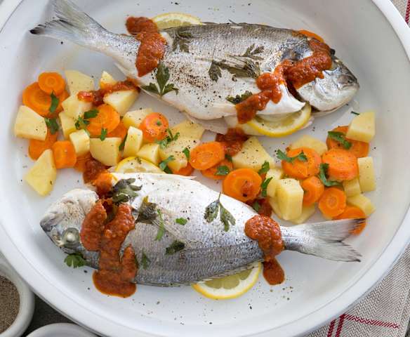 Τσιπούρες με πατάτες και σάλτσα ντομάτας