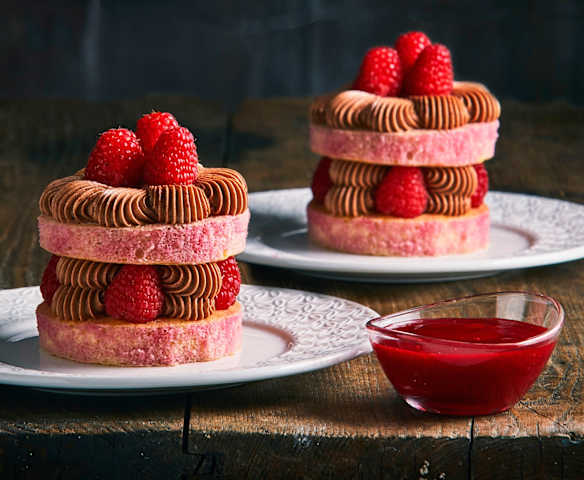 Mini charlotte al pepe rosa, con crema al cioccolato, lamponi e karkadé