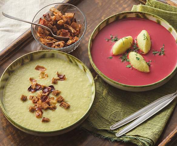 Kartoffel-Wirsing Suppe mit geröstetem Speck und Brotwürfel & Rote Rüben Suppe mit Wasabi-Nockerl