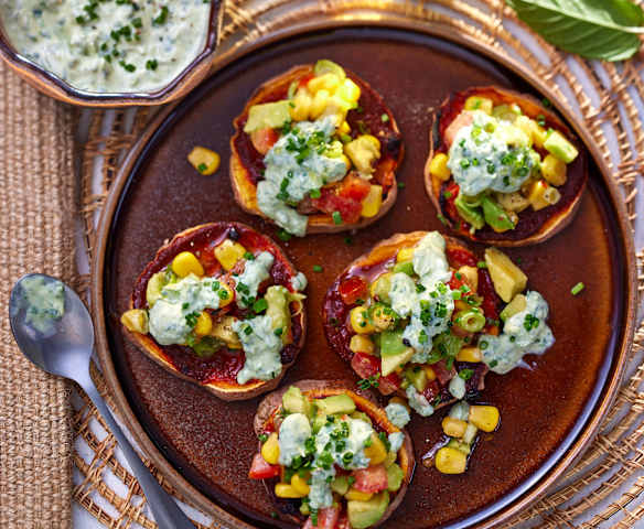 Gegrillte Süßkartoffelscheiben mit Topping (vegan)