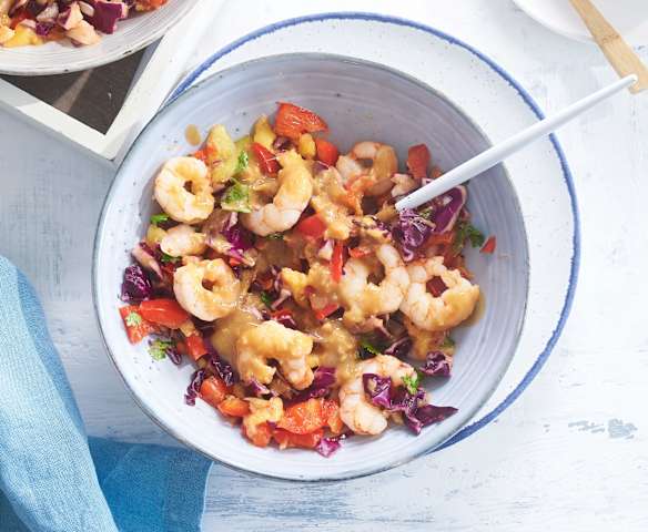 Ensalada estilo tailandés con salsa de cacahuetes