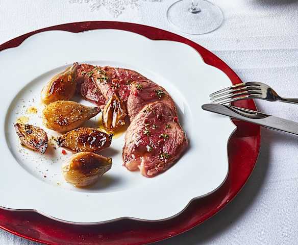 Tagliata di manzo sottovuoto con scalogni confit