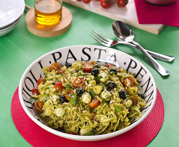 Włoska sałatka z makaronem i pesto