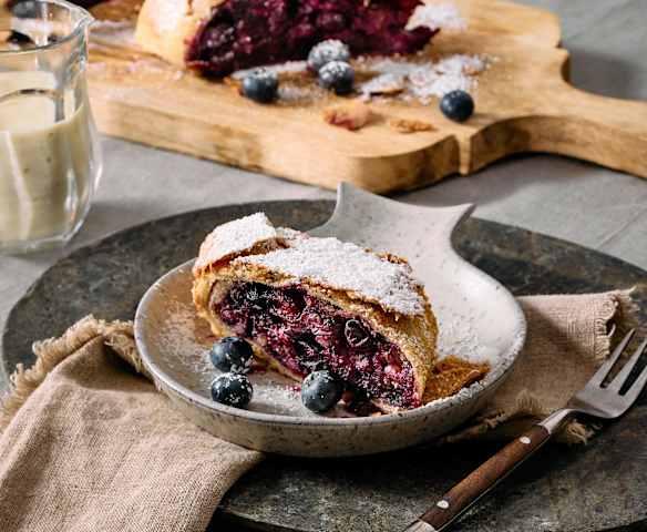 Heidelbeer-Strudel mit Vanillesauce Heidelbeer-Strudel mit Vanillesauce