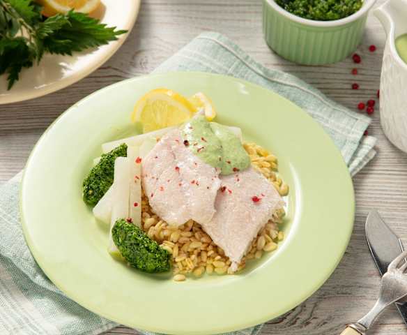 Saibling mit Zitronensauce, Frühlingspesto und Weizen