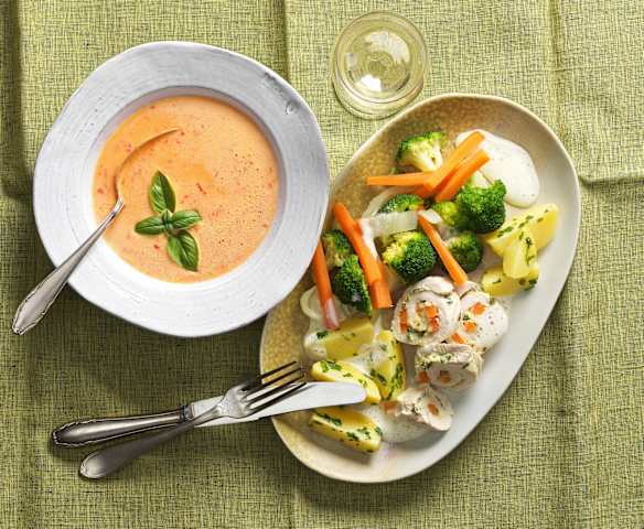 Menü: Leichte Paprikacremesuppe, Hendlrouladen mit Gemüse und Petersilerdäpfeln