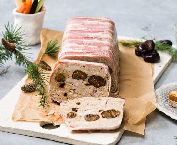 Terrina de conejo con ciruelas y ajo negro Terrina de conejo con ciruelas y ajo negro