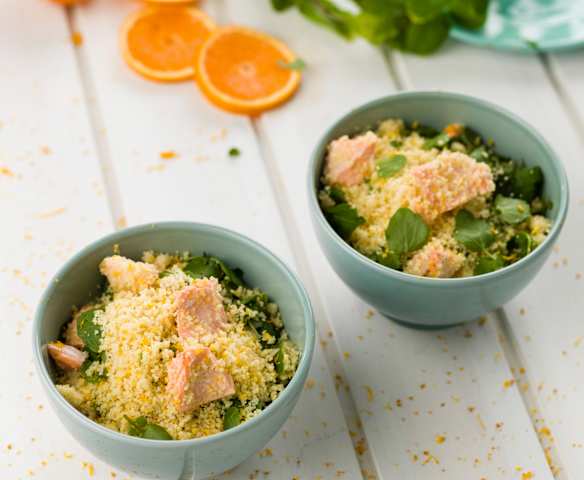 Orangencouscous mit gedämpftem Lachs