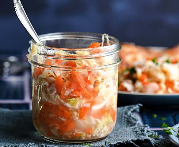 Kraut mit Karotten fermentiert (mit Gemüsestyler)